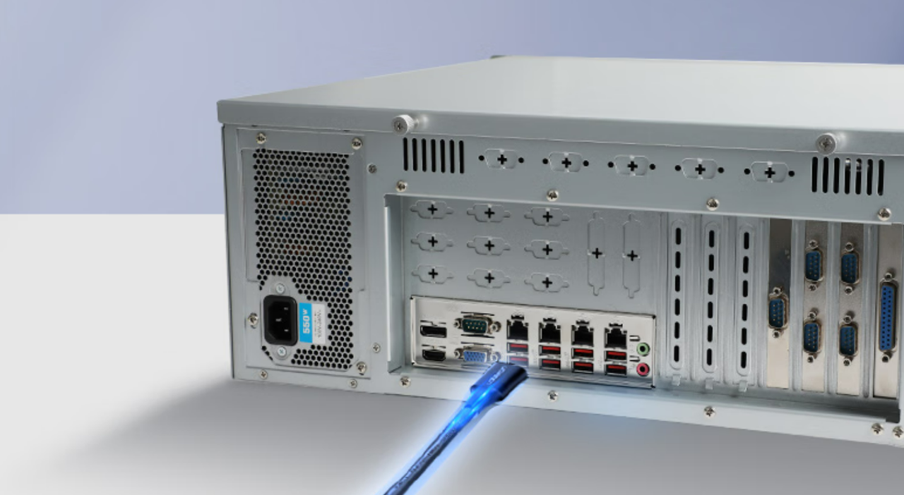 該設備板載7個PCIe插槽——1個PCIe*16（Gen15）或2個PCIe*8（Gen5），1個PCIe*1，4個PCI*4。